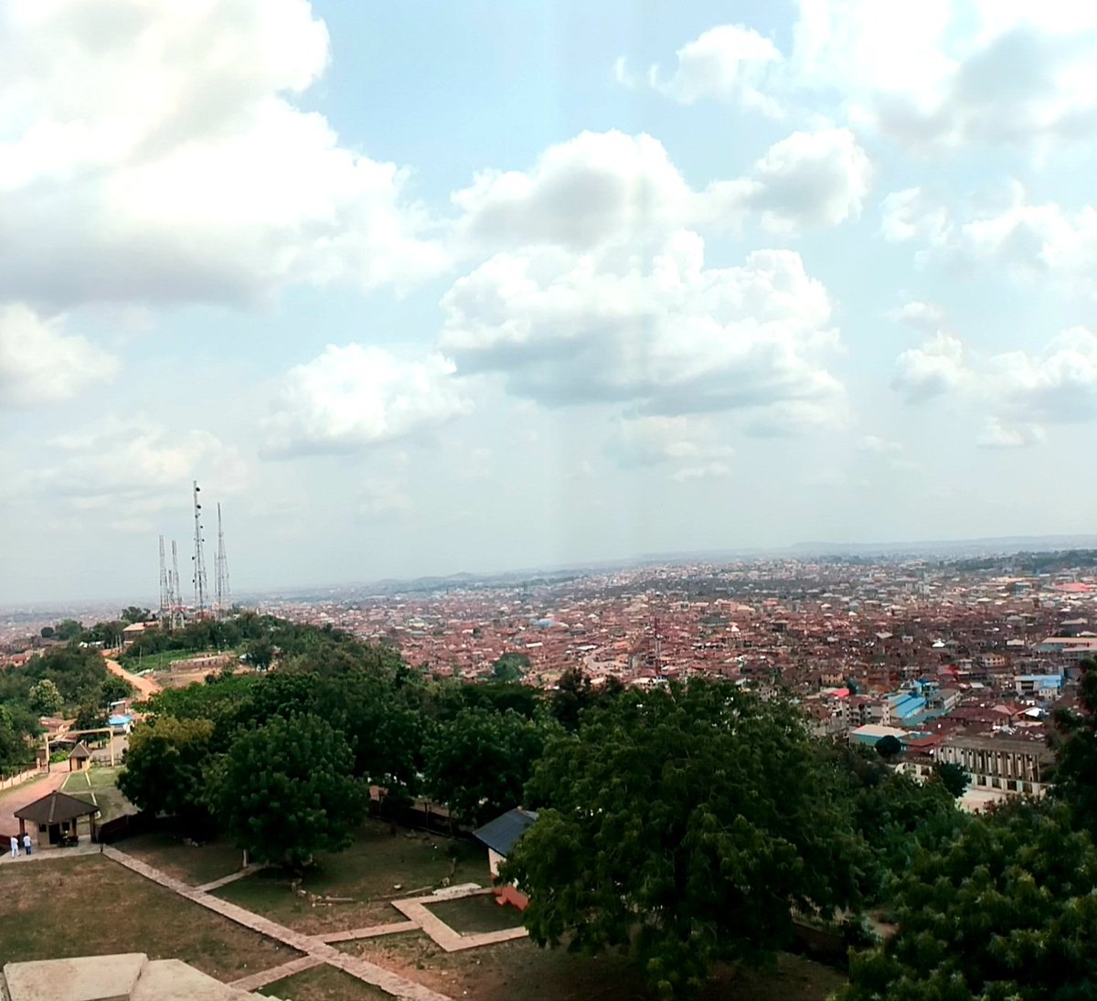 GoldenHiveHoney's tweet image. Ibadan from the lens of my Samsung Galaxy AO5s.
Your Tourism officer reporting from Layipo.
One guy said "Mehn, Ibadan is very wide"
You can't know until you get here. 

Do you recognise your area from the picture frame? Let's know in the comments section.
#tourist #ibadan #tour