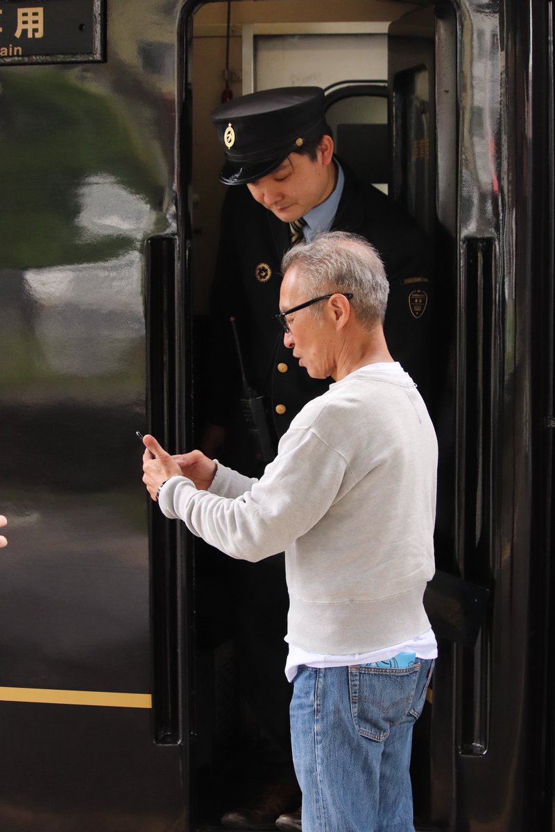 415FO103's tweet photo. 豊後森で、まさかの出来事。

今回の団体列車の乗客の中に、JR西日本のレジェンド車掌 長尾車掌がご乗車されてました！ 大分の地でお会いできるとは😄

一緒に写真も撮らせてもらいました笑

今度は大阪辺りでお会いしたいです😆

#長尾車掌 

掲載許可済 https://t.co/VZSAK922ae
