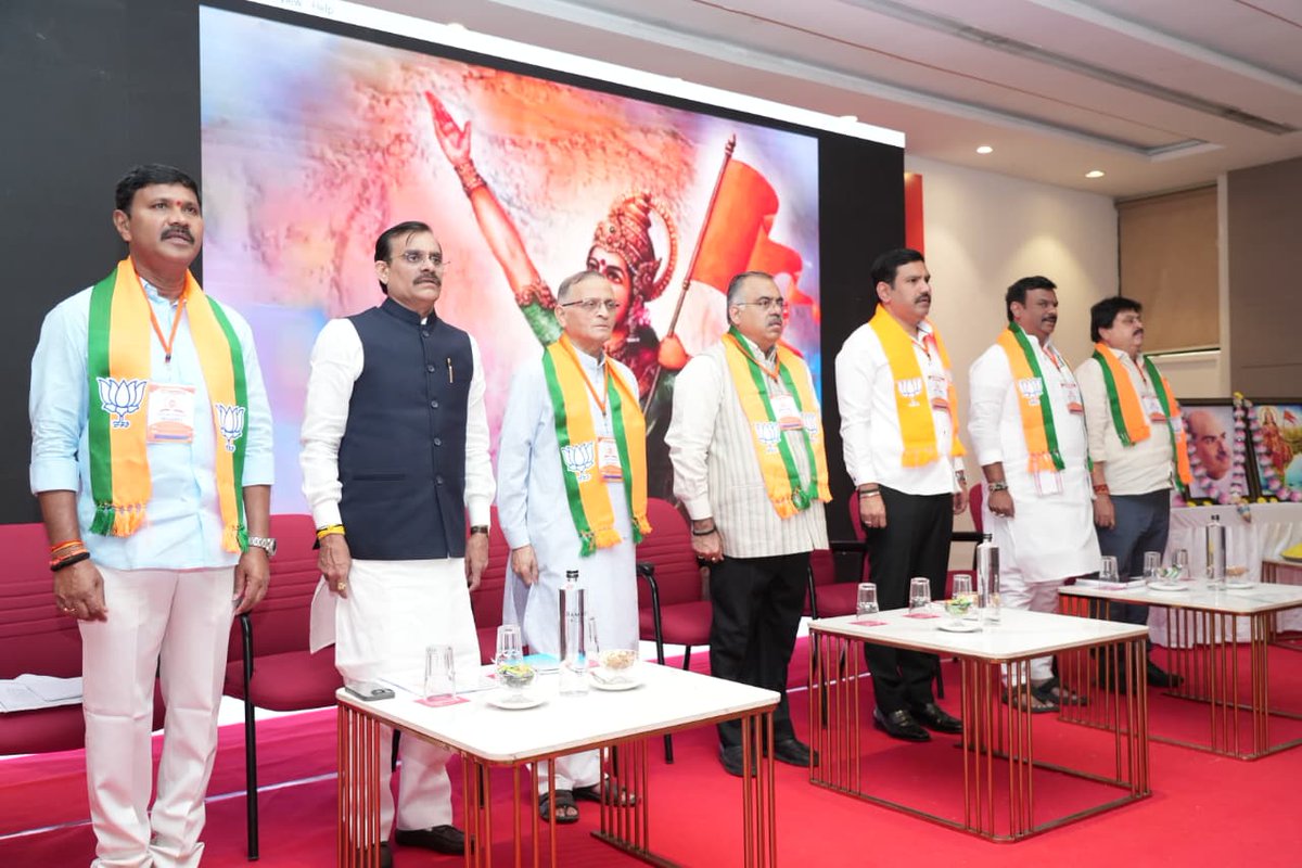 vdsharmabjp's tweet photo. “पंडित दीनदयाल उपाध्याय प्रशिक्षण महाअभियान-2026” के तहत आज बेंगलूरु में आयोजित ज़ोनल वक्ता कार्यशाला में सहभागिता की। https://t.co/2qaOHUa4aD
