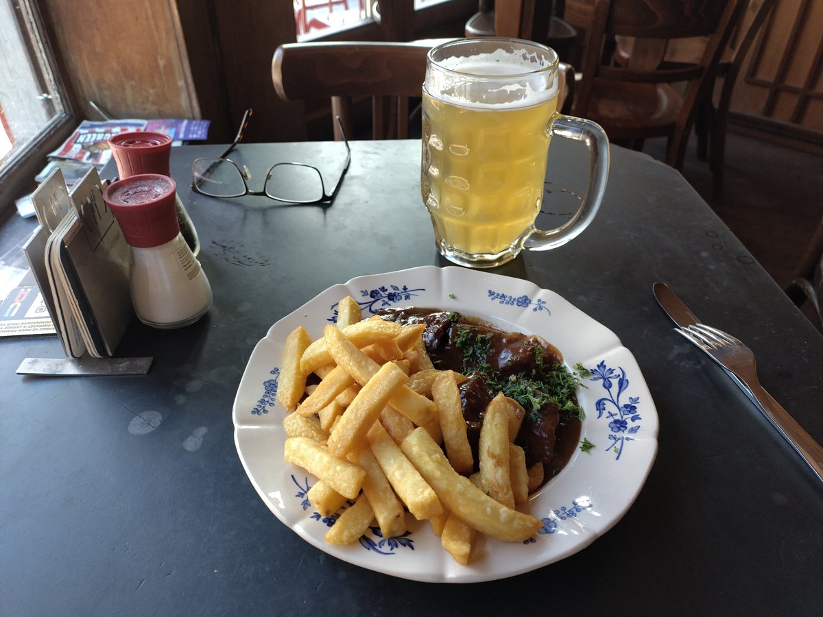 kaiarilundell's tweet image. EU-hommissa #Brussels, mutta syödäkin pitää: Carbonnades de bœuf à la flamande eli paikallista pataa paikallisessa brasseriessä.

Tänään Helsinki EU Office, huomenna sitten Econ.

Kiitos: @JanneLeino @ElinaVärtö

#ECR_CoR #Cor_EU #alueidenkomitea #perussuomalaiset #ECR