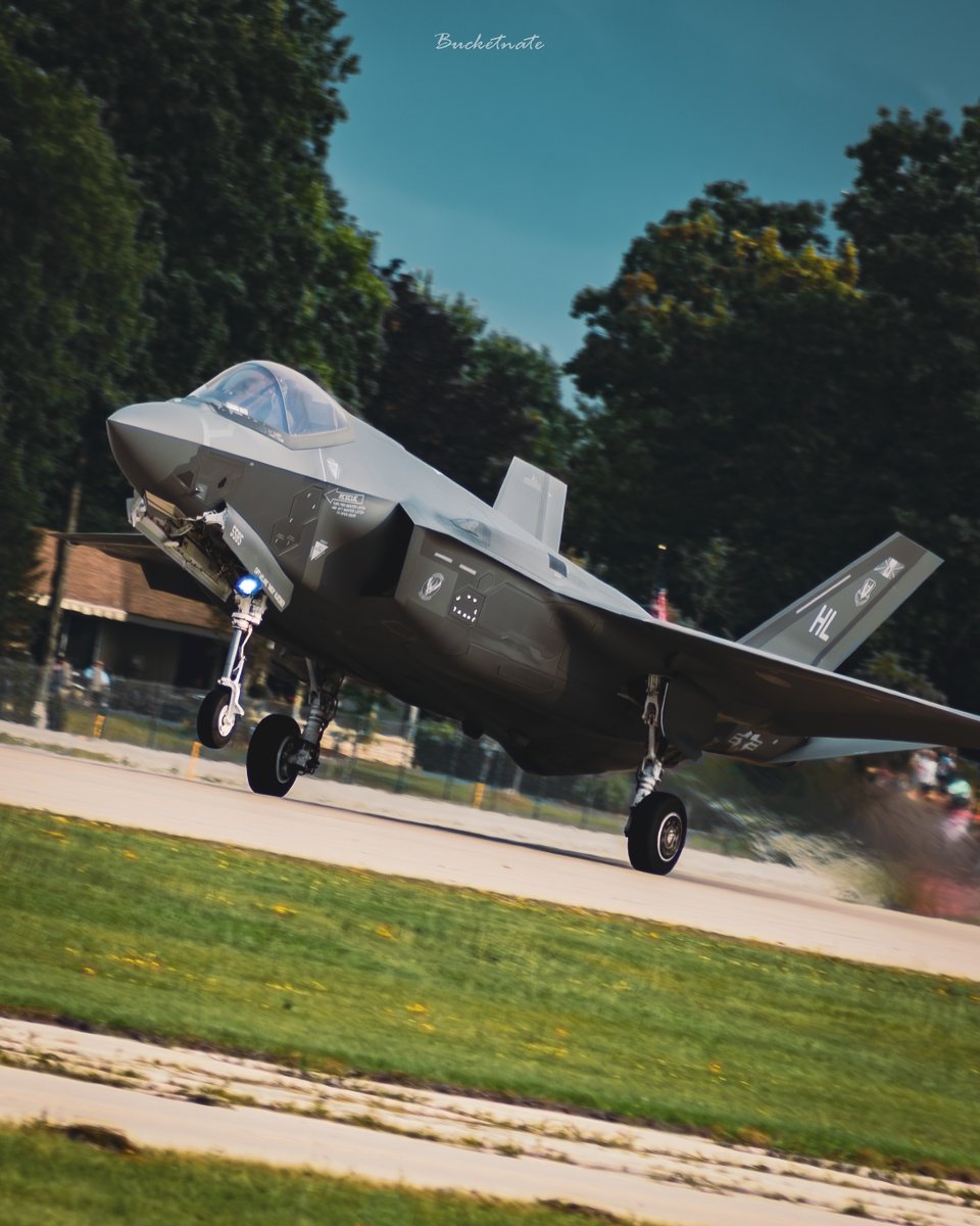 Bucketnate's tweet image. It's getting warm outside and my shutter finger is getting itchy📸📸📸
#planespotting #photography #aviationphotography #Airshow #aviation #avgeek #airplane #wingtipwednesday