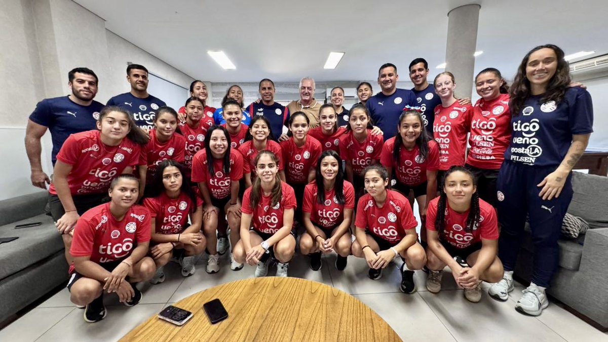 Albirroja's tweet photo. ¡El profe estuvo en casa! 🇵🇾

La #AlbirrojaFEMSub17 ⚪🔴, que este viernes tendrá su primer desafío en la CONMEBOL #Sub17Fem 2026, recibió la visita del DT Gustavo Alfaro, entrenador de la Selección Paraguaya Absoluta, quien les manifestó su apoyo en lo que será la participación de las chicas en el certamen.

¡Presencia de lujo de cara al debut y defensa del título obtenido en 2025! 🙌