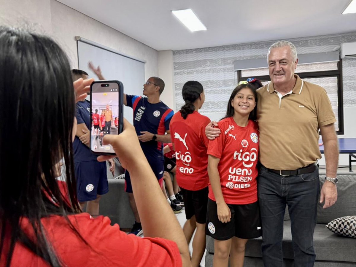 Albirroja's tweet photo. ¡El profe estuvo en casa! 🇵🇾

La #AlbirrojaFEMSub17 ⚪🔴, que este viernes tendrá su primer desafío en la CONMEBOL #Sub17Fem 2026, recibió la visita del DT Gustavo Alfaro, entrenador de la Selección Paraguaya Absoluta, quien les manifestó su apoyo en lo que será la participación de las chicas en el certamen.

¡Presencia de lujo de cara al debut y defensa del título obtenido en 2025! 🙌