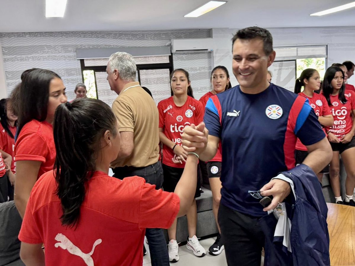 Albirroja's tweet photo. ¡El profe estuvo en casa! 🇵🇾

La #AlbirrojaFEMSub17 ⚪🔴, que este viernes tendrá su primer desafío en la CONMEBOL #Sub17Fem 2026, recibió la visita del DT Gustavo Alfaro, entrenador de la Selección Paraguaya Absoluta, quien les manifestó su apoyo en lo que será la participación de las chicas en el certamen.

¡Presencia de lujo de cara al debut y defensa del título obtenido en 2025! 🙌