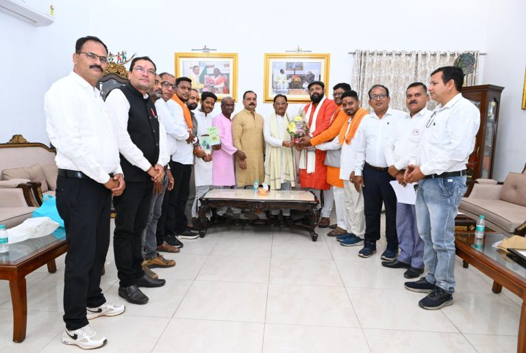 SanatanPrabhat's tweet photo. 🚩 Hindu Janajagruti Samiti Meets Chhattisgarh CM, Raises Key Hindutva Demands

A delegation from @HinduJagrutiOrg and gorakshaks met @vishnudsai, congratulating him for efforts to make Chhattisgarh Naxal-free.

They submitted a memorandum seeking:
✅ Strict action against Love Jihad & forced conversions

✅ Security and legal aid for gorakshaks

✅ Protection of ancient temples and temple lands

✅ Safety guidelines for Hindu women in private institutions against Corporate Jihad

The delegation also requested a fixed monthly stipend for cow protectors. CM Vishnu Deo Sai assured that a decision on the demand would be considered.

On this occasion, @prabaljudevBJP, the head of the All India Ghar Wapsi Campaign was also present

@SG_HJS