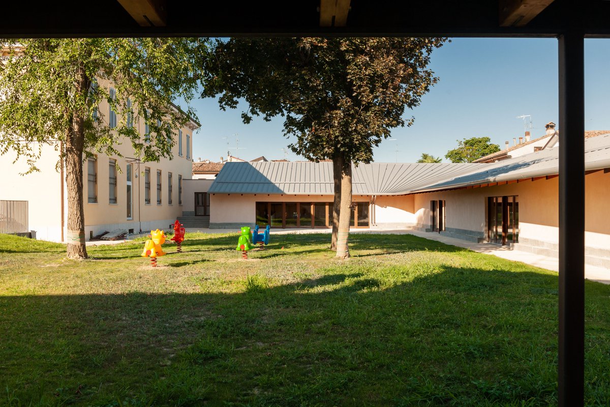 MuratureOggi's tweet image. Menzione - #PREMIOPOROTON® 2025
#Scuola dell’infanzia #NZEB - Studio Bombasaro
Edificio ad L: ala sud con le aule e ala est con sala polivalente, fruibile dalla cittadinanza.
#sostenibilità con criteri Passivhaus
#Muratura armata: blocchi con isolante integrato NORMABLOK® PIÙ MA