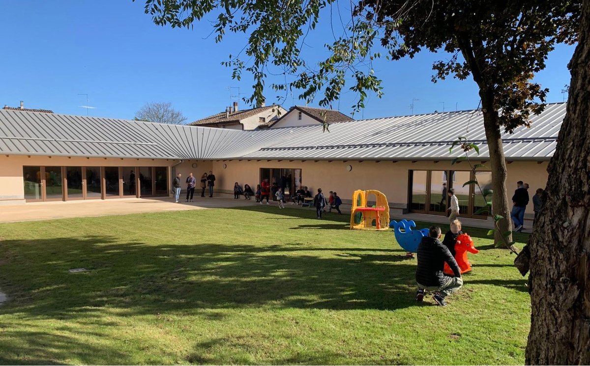 MuratureOggi's tweet image. Menzione - #PREMIOPOROTON® 2025
#Scuola dell’infanzia #NZEB - Studio Bombasaro
Edificio ad L: ala sud con le aule e ala est con sala polivalente, fruibile dalla cittadinanza.
#sostenibilità con criteri Passivhaus
#Muratura armata: blocchi con isolante integrato NORMABLOK® PIÙ MA