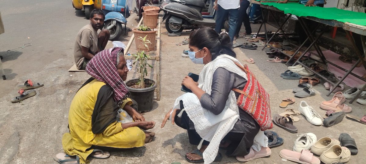sayodhya1's tweet photo. @sayodhya1, with @GHMC &amp; @hydcitypolice, conducted a rescue drive near Kachiguda Railway Station.
19 identified (17M, 2W) — mostly migrants without stable work.
Counselling, heatwave relief &amp; rehab support via Amma Nanna Ashram.
#GHMC #Sayodhya #UrbanPoverty #Rehabilitation https://t.co/NkwLHYh5Sj