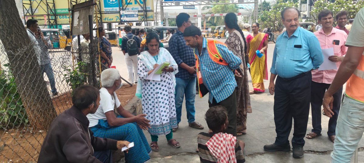 sayodhya1's tweet photo. @sayodhya1, with @GHMC &amp; @hydcitypolice, conducted a rescue drive near Kachiguda Railway Station.
19 identified (17M, 2W) — mostly migrants without stable work.
Counselling, heatwave relief &amp; rehab support via Amma Nanna Ashram.
#GHMC #Sayodhya #UrbanPoverty #Rehabilitation https://t.co/NkwLHYh5Sj