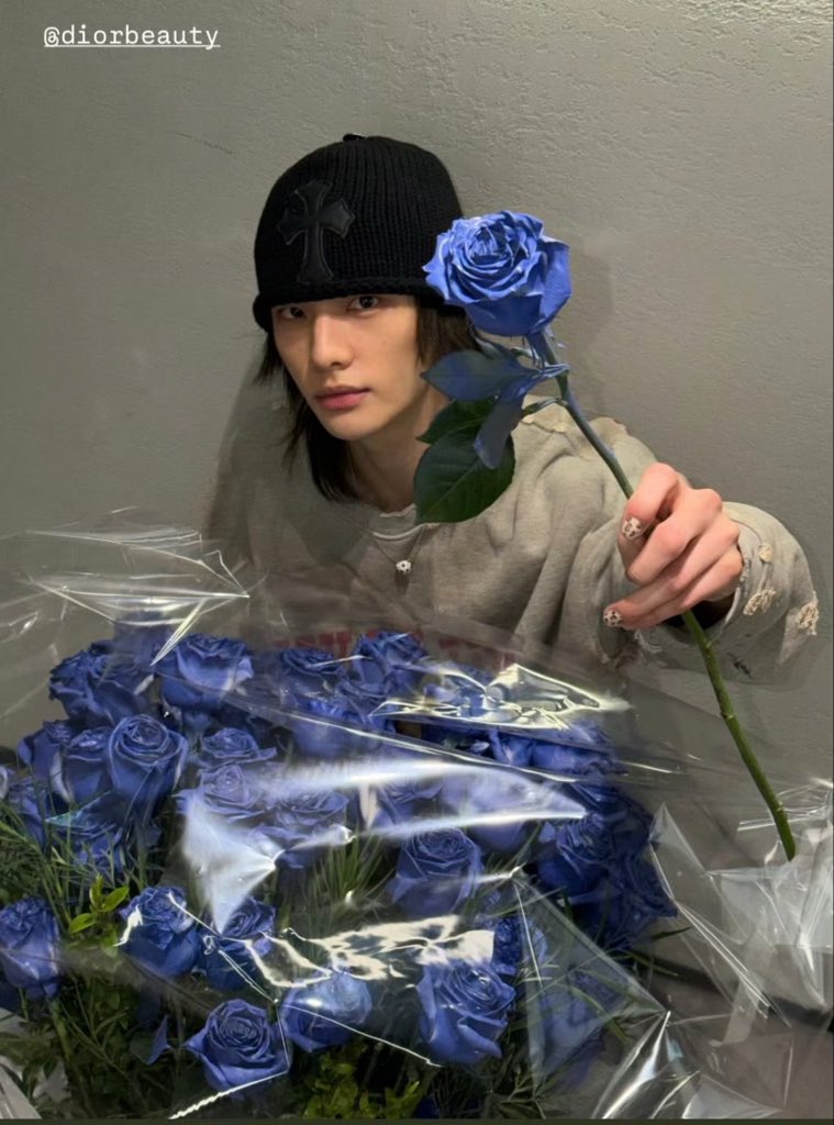 SStarry97169664's tweet photo. Han had long been in talks with Dior and even shot magazine spreads for the brand. However, months before Hyunjin got dropped by Versace, Han was already banned from having any connection with Dior.
She snatched dior  to Hyunjin, leaving Han with 0 ambassador

 #SongJieun_OUT https://t.co/vziJwurdd3