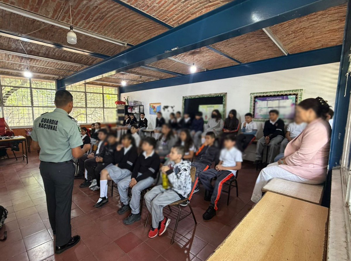 GN_MEXICO_'s tweet image. ¡Entérate! En el municipio de Tlaquepaque, #Jalisco, personal de la #GuardiaNacional lleva a cabo actividades de proximidad social. Mediante pláticas de prevención del delito y exhibición de equipo táctico, dan a conocer las acciones que realiza la institución en beneficio de