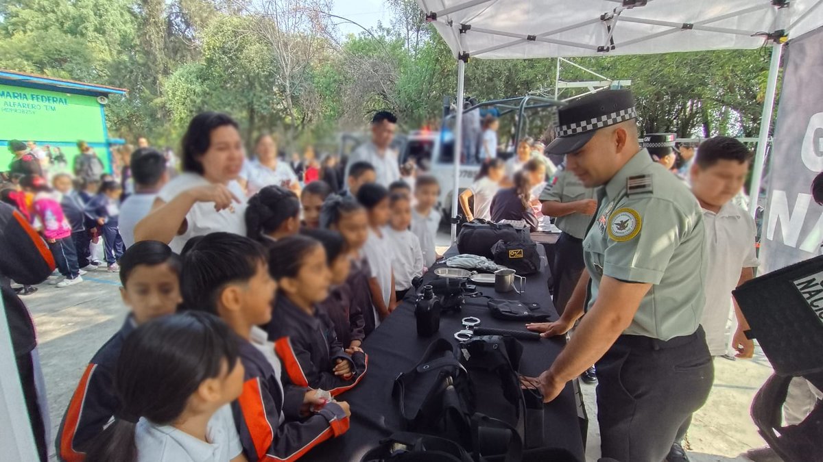 GN_MEXICO_'s tweet image. ¡Entérate! En el municipio de Tlaquepaque, #Jalisco, personal de la #GuardiaNacional lleva a cabo actividades de proximidad social. Mediante pláticas de prevención del delito y exhibición de equipo táctico, dan a conocer las acciones que realiza la institución en beneficio de
