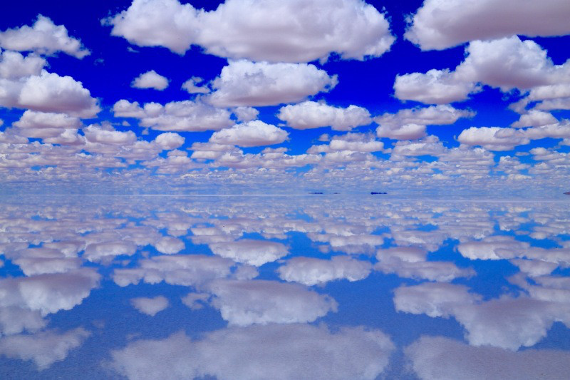 kazu_uracorona's tweet photo. 世界で一番平らな場所は、南米ボリビアにあるウユニ塩湖（Salar de Uyuni）と言われています。

驚異的な平坦さ: 
約10,582平方キロメートル（東京都の約5倍）という広大な面積を持ちながら、湖全体での高低差はわずか50cm以内しかありません。

もしも地球が球体の場合、曲率計算をすると湖全体での高低差は最大4700mになります。

湖全体の高低差が50cm以内ということは、地球に曲率がないということです。