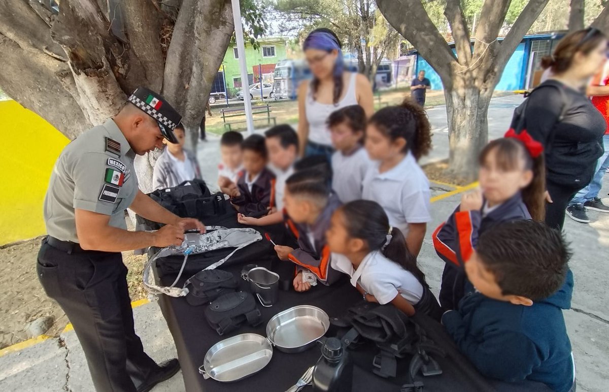 GN_MEXICO_'s tweet image. ¡Entérate! En el municipio de Tlaquepaque, #Jalisco, personal de la #GuardiaNacional lleva a cabo actividades de proximidad social. Mediante pláticas de prevención del delito y exhibición de equipo táctico, dan a conocer las acciones que realiza la institución en beneficio de