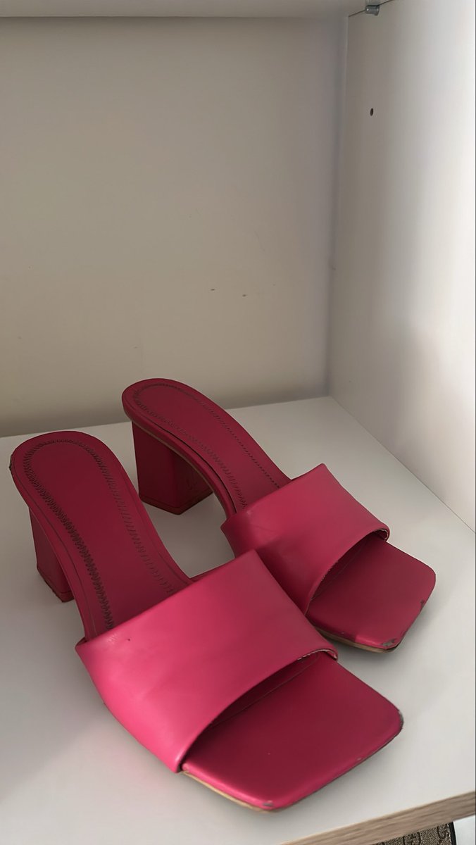 Syenaa00's tweet image. Je vend ma paire de talon rose barbi un fétichiste ou soumis intéressé dm moi 🎀🩷#soumis #fétichiste #talon