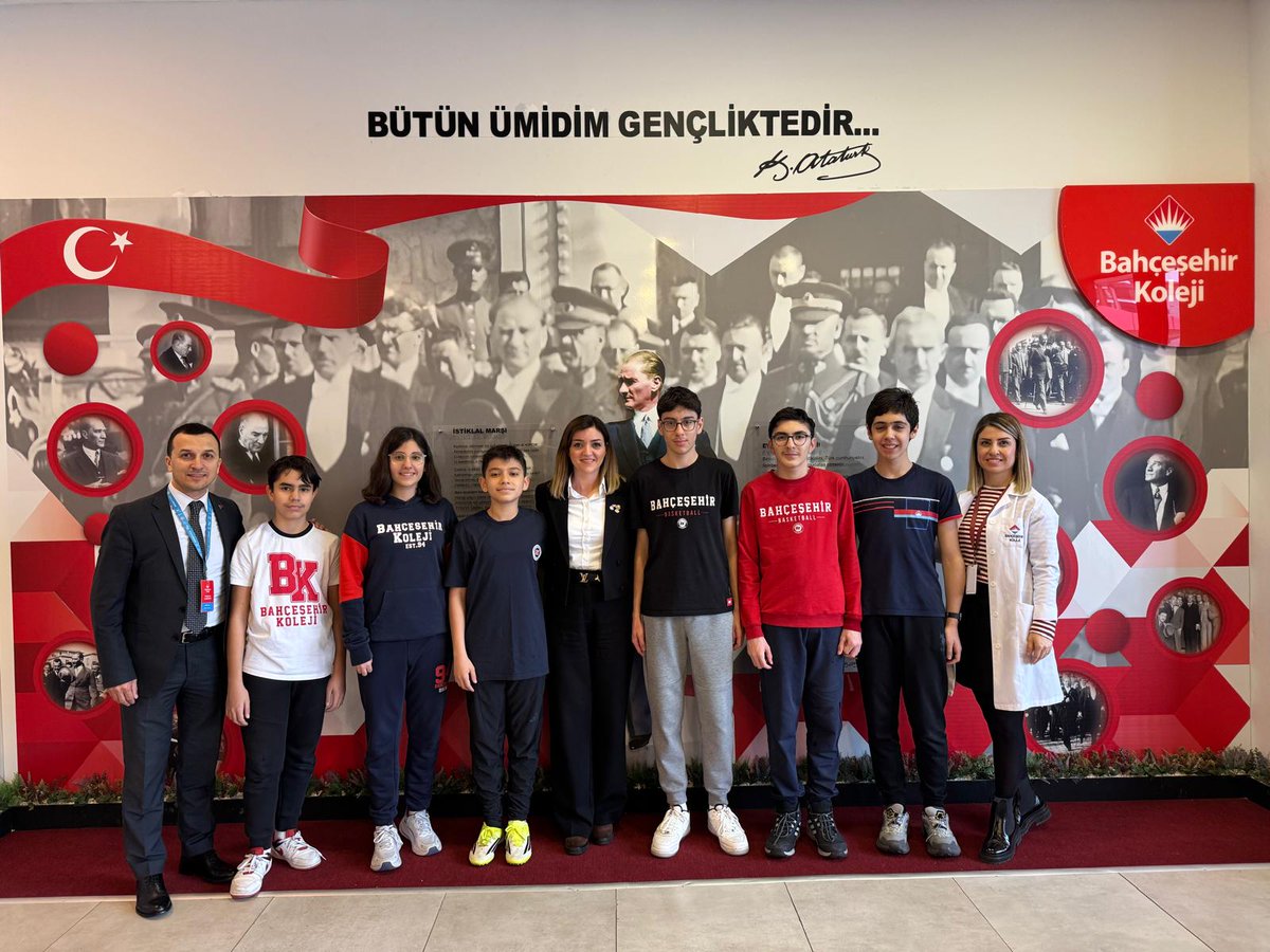 Bahcesehir_Sam's tweet photo. Çifte Gurur, Büyük Başarı! 🏆🇹🇷

​Türk Zeka Vakfı Şampiyonası’nda 7. ve 8. sınıflarda Karadeniz Bölge Birincisiyiz 🥇🔥

​Ankara’daki Türkiye Finalleri’ne katılma hakkı kazanan öğrencilerimizi tebrik ediyoruz. Yolunuz açık olsun 🚀👏 https://t.co/wA2Ve7QggN