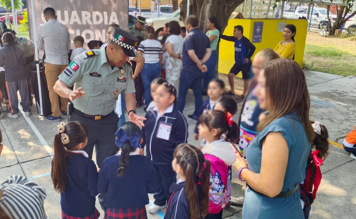 GN_MEXICO_'s tweet image. ¡Entérate! En el municipio de Tlaquepaque, #Jalisco, personal de la #GuardiaNacional lleva a cabo actividades de proximidad social. Mediante pláticas de prevención del delito y exhibición de equipo táctico, dan a conocer las acciones que realiza la institución en beneficio de