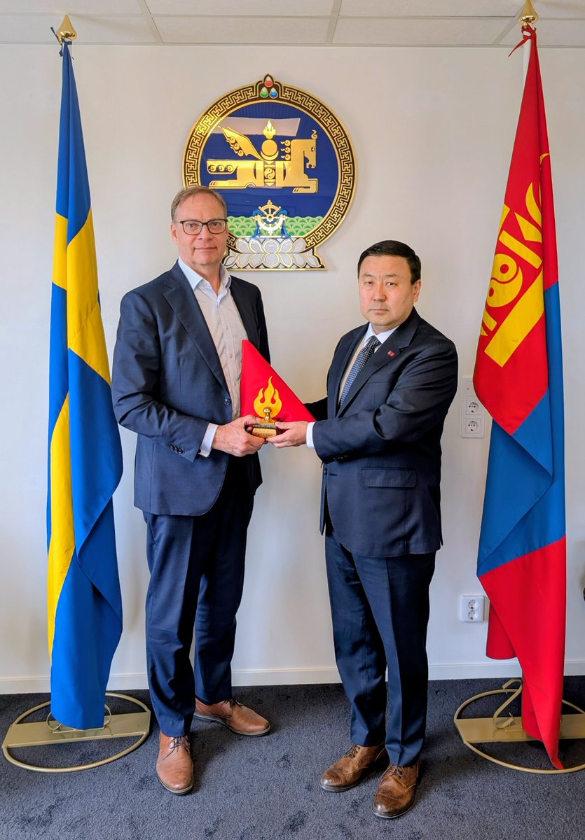 Mon_Emb_Sweden's tweet photo. Монгол Улсаас Бүгд Найрамдах Финланд Улсад суугаа Элчин сайд Ц.Мөнх-Өлзий тус улс дахь Монгол Улсын Өргөмжит консул Микко Пийртолад Өргөмжит консулын тамгыг 2026 оны 4 дүгээр сарын 22-ны өдөр гардуулж ажилд нь амжилт хүсэв https://t.co/nBWQZY0yDw
@BattsetsegBatm2
@MongolDiplomacy https://t.co/5vVWWgdkFU