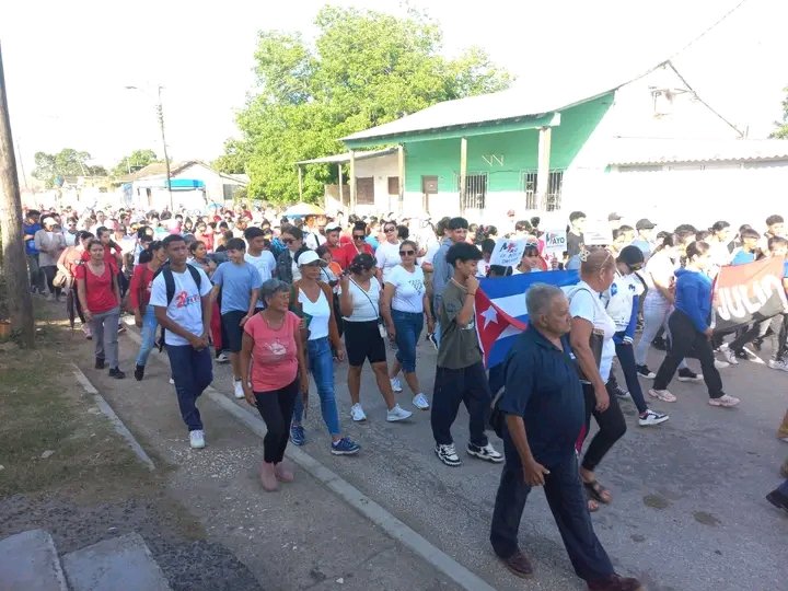 #LaPatriaSeDefiende,  así Reafirman los trabajadores  del Consejo Popular del Municipio de Ciego de Ávila. 
Listos los trabajadores para iniciar el Acto Comunitario  por el 1ro de Mayo#LaPatriaSe Defiende.