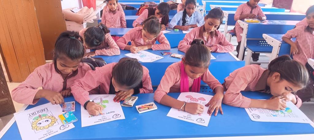 basicshiksha_up's tweet photo. लखनऊ: कंपोजिट विद्यालय दौलतपुर मलिहाबाद में पृथ्वी दिवस पर बच्चों ने बनाए पोस्टर।
#EarthDayinUPBasic
#EarthDayinUPBasic #WorldEarthDay
#SchoolChaloAbhiyanUP #BasicEducation #SchoolEducation #SamagraShiksha #BasicEducationUP https://t.co/sK95zPDjc1