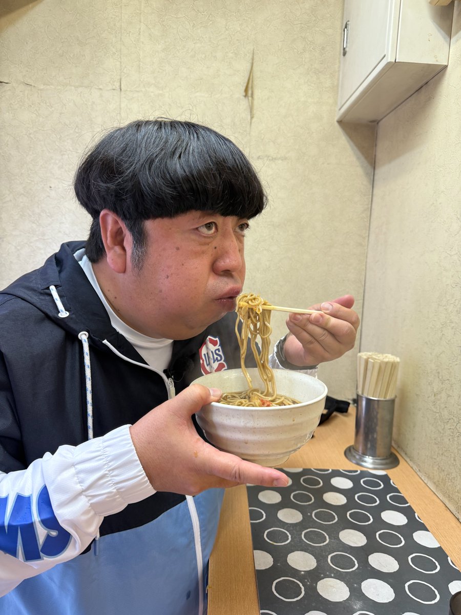 bsa_himutaro's tweet photo. おそばの #ひむ太郎 🐸
立ち喰生そば 長寿庵
天ぷらそば ４８０円
ひむ太郎好みの甘い美味しいおつゆ
それはもう心もお腹も満足でした
そしてこちらのお店でAD森も
美味しく食リポしておりますので
お時間ある時にでもご覧下さい😊
#ウォーキングのひむ太郎
#TVer
https://t.co/noOLQKXDAQ https://t.co/pLgM8Vravx