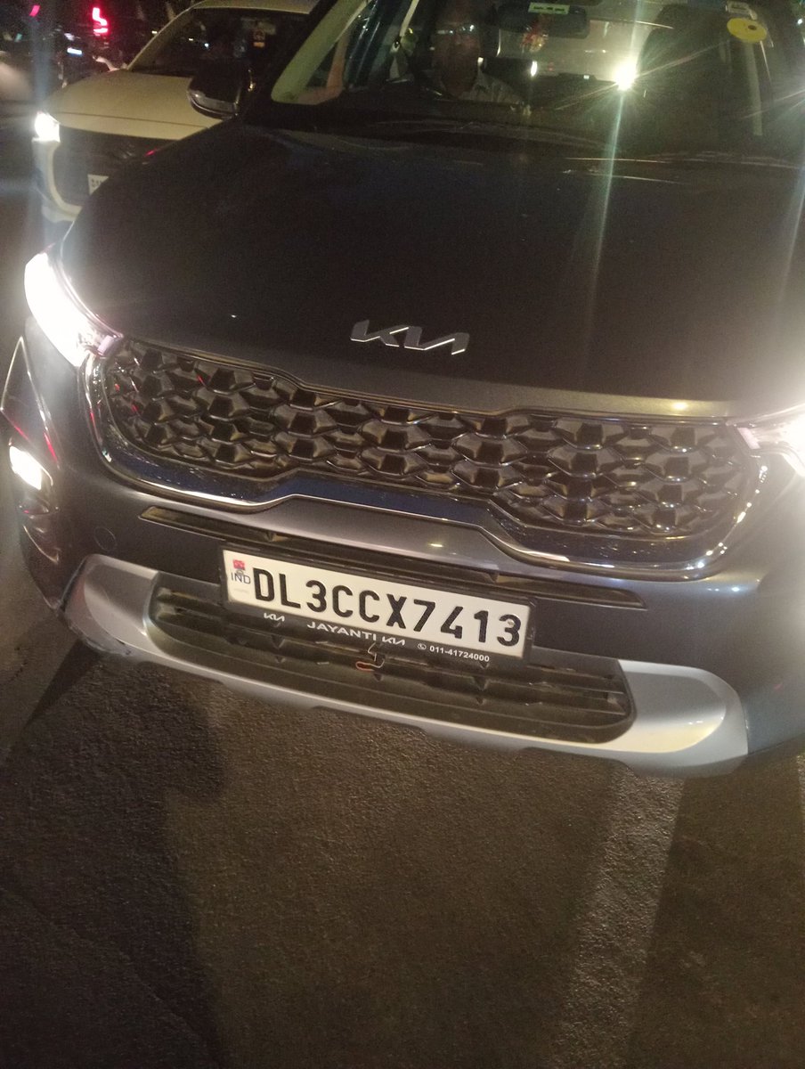 MunishBhalla8's tweet photo. ये गाड़ी wrong side आ रही थी और मुझे टक्कर मारी इसने और गाड़ी लगभग मेरे ऊपर चड़ के भाग गया मैं office noida Tv9 से vishnu garden अपने घर जा रहा था बनती कारवाई करे मैंने गाड़ी number की photo भी दिया है @DelhiPolice @dtptraffic https://t.co/MuHnCk2paE