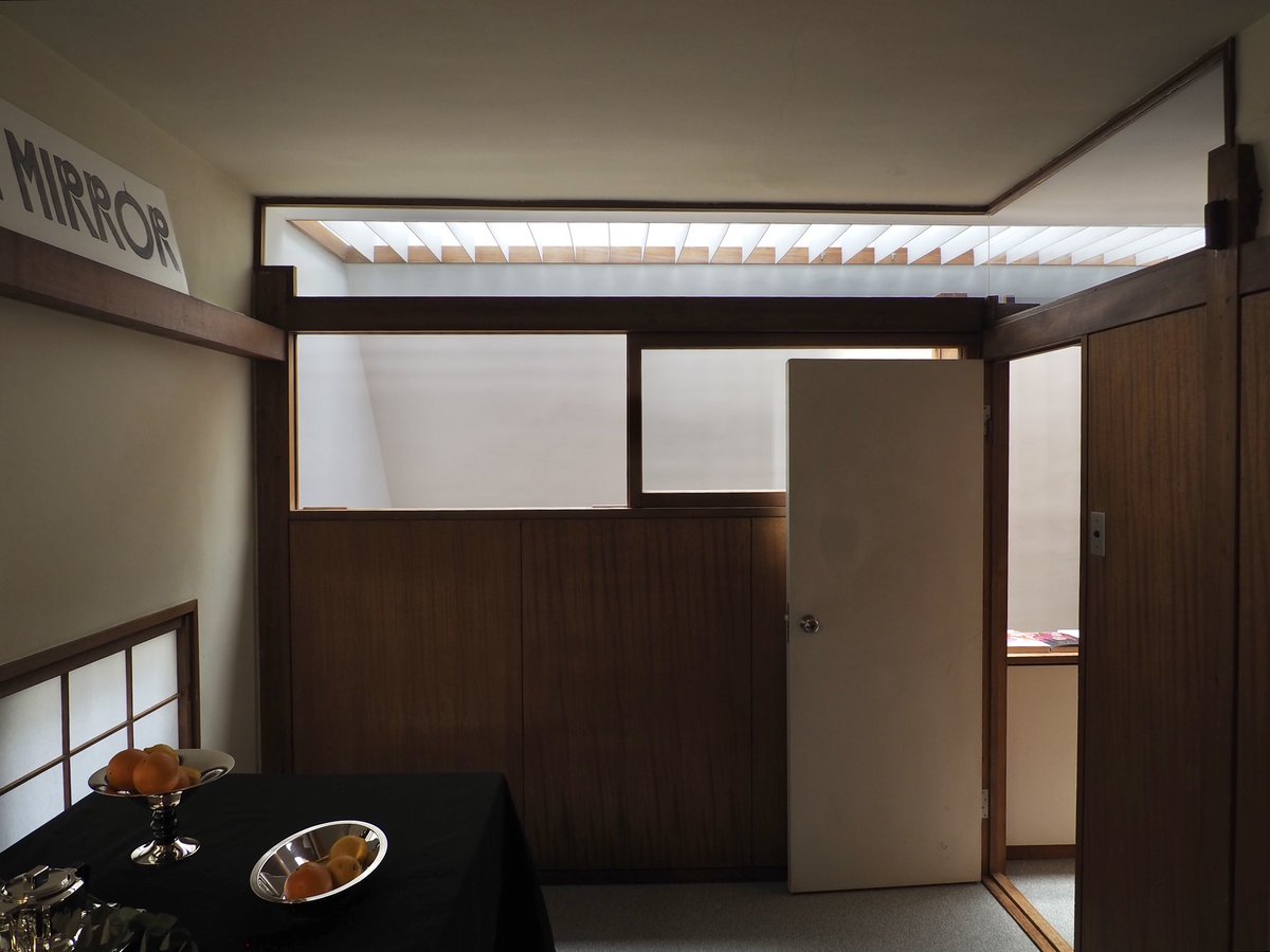 yk716's tweet photo. 松川ボックス(1971)/宮脇檀建築研究室。念願の訪問。RCのボックスの中に木造軸組が入れ子が入る構成。外側のRC側から見ると木造躯体は仮設的、家具的に見え、木造躯体側からRC側を見ると明度差によって半外部的に見えて、構法の違いが空間の特性に昇華されているとても魅力的な建築だった。 https://t.co/wxeMvG2Hhj