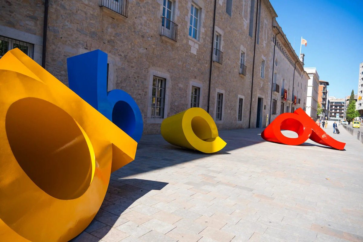 JoventGironi's tweet photo. Demà ens trobareu a la plaça Pompeu Fabra.

Amb roses i material exclusiu del Jovent!

📍 Just davant de les lletres toves
🕒 De 8h a 20h https://t.co/mlzQSapgLm