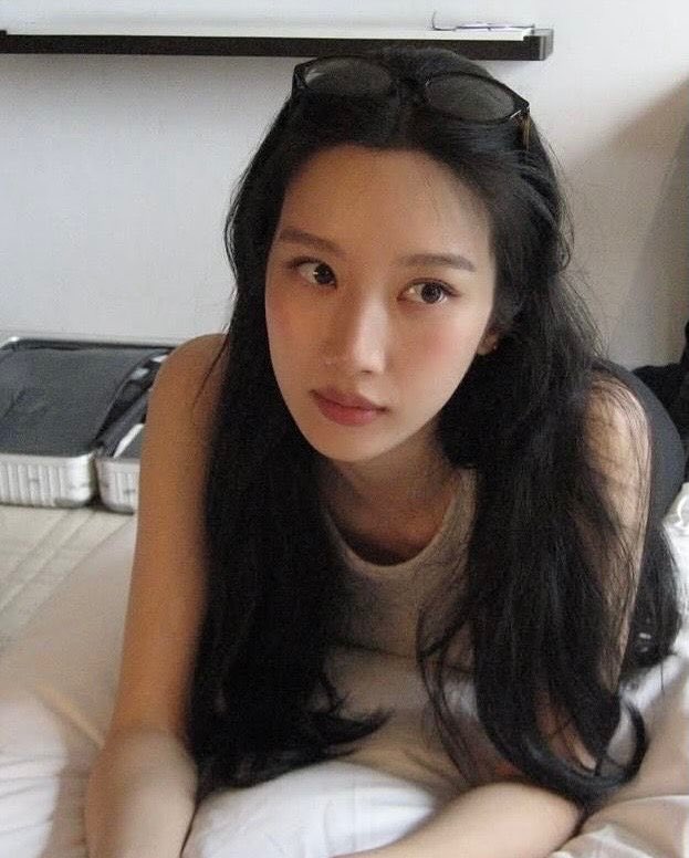 Kayoung,one of the prime examples of “Hyunbaek core” phrase refers to women with the polished,luxurious vibe,clean styling ,elegant visuals and chic city mood #munkayoung #문가영 #moongayoung