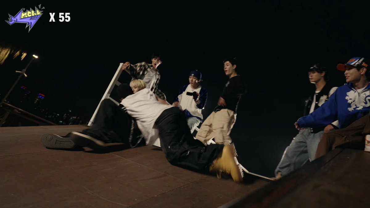 すじコ tweet media