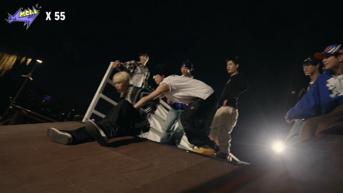 すじコ tweet media