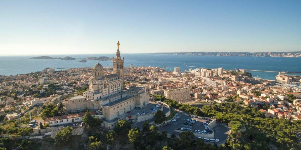 GregoryAllione's tweet photo. « Corridor méditerranéen RTE-T. » Vous avez décroché ? Normal. Sauf que derrière ce jargon, il y a des millions d'€ pour notre sud, pour Marseille.

Avec ma collègue eurodéputée @DevauxVly, membre de la commission Transports, nous venons de déposer un amendement transpartisan pour étendre le corridor stratégique européen Gênes-Nice jusqu'à Marseille.

Concrètement, qu'est-ce que ça change ?

Être inscrit sur un corridor européen, ce n'est pas juste une ligne sur une carte. C'est la porte d'entrée des financements européens du Mécanisme pour l'interconnexion en Europe : 25,8 milliards d'euros sur 2021-2027 pour les transports en Europe.

Jusqu'ici, Marseille était en bout de ligne. Notre port, 2e de France avec 74 millions de tonnes de trafic en 2025, reste un maillon stratégique européen… mais non présent sur la carte des corridors prioritaires.

Avec cet amendement, nous voulons : 

→ Débloquer des millions d'euros pour nos transports du quotidien
→ Renforcer le port de Marseille-Fos comme porte d'entrée au sud de l'Europe 
→ Inscrire durablement Marseille dans la stratégie transports et énergie de l'Union européenne

Ce combat, je ne le mène pas seul. C'est le collectif qui fait gagner.

Je pense à l'action de @RenaudMuselier, Président de la Région Sud, à @MartineVassal, Présidente du Département des Bouches-du-Rhône, à @NicolasIsnard, Président de la Métropole Aix-Marseille-Provence, qui portent cette exigence sur le terrain auprès des maires. 

Quand les élus locaux, les parlementaires et les acteurs économiques parlent d'une seule voix, nous avançons. 

Dossier à suivre !