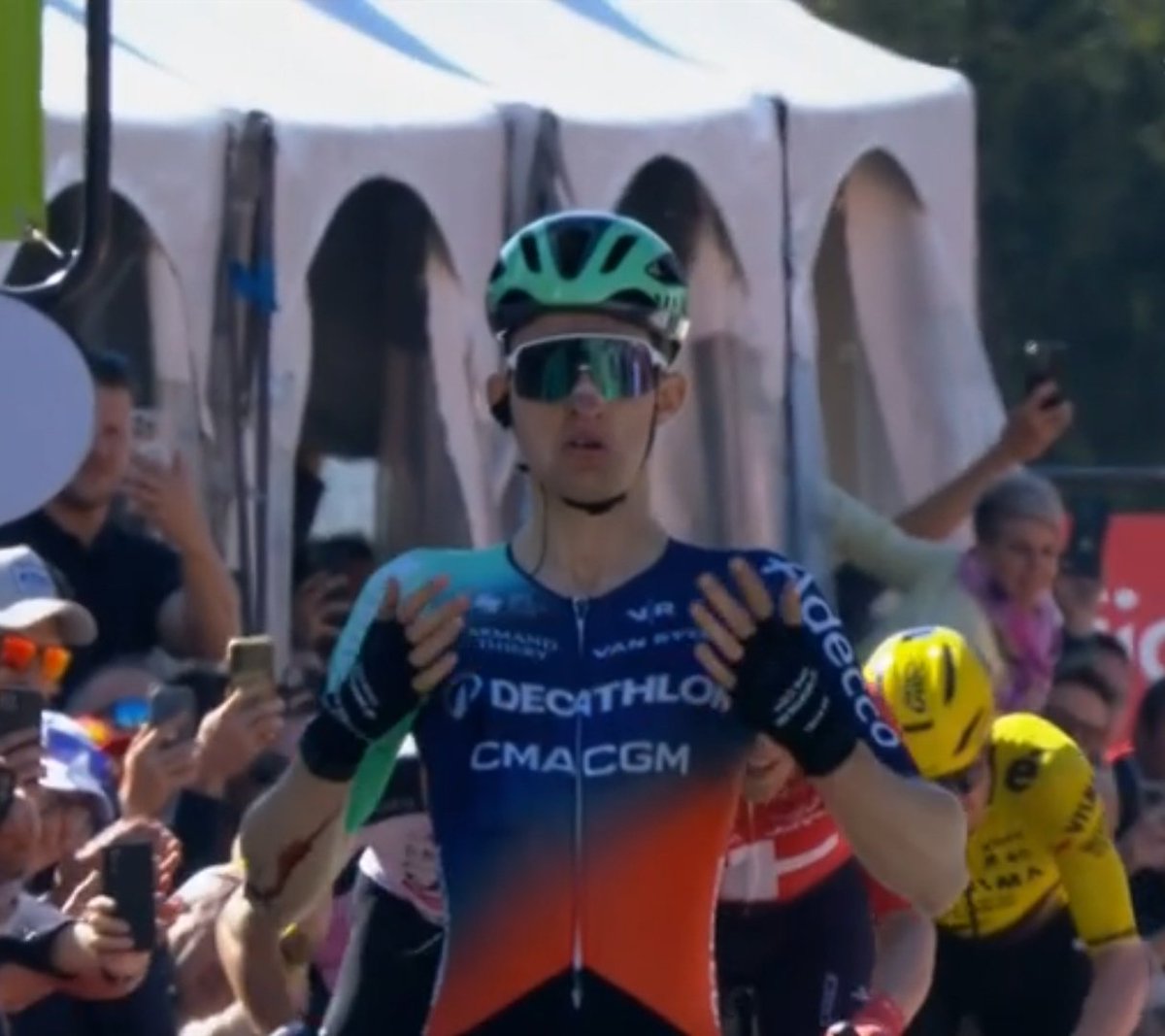 Il a 19 ans !
Il a une pancarte de l'espace dans le dos et il met une tarte à tout le monde dans l'un des murs les plus durs du cyclisme pro
Paul Seixas est un monstre !
#FlecheWallonne
