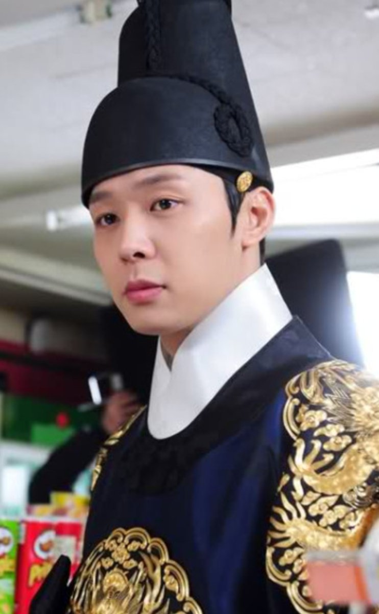 Just imagine him being at your convenient store 😁
Japan is so lucky nee..
 #ユチョン
Epic scene from Rooftop Prince🤣