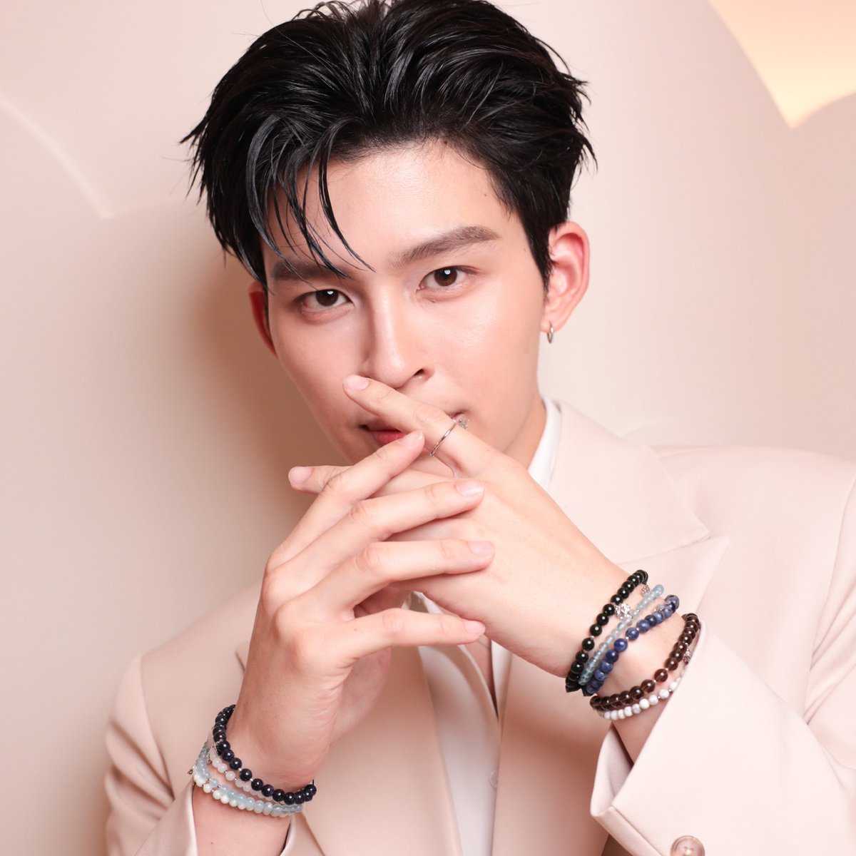 imyourhikun's tweet photo. เอาจริงยังตราตรึงกับลุคปอนด์วันงาน #RAVIPA อยู่เลย หล่อออร่าจับมาก เสื้อผ้าหน้าผมถูกต้อง เหมือนท่านประธานมาเทคโอเวอร์บริษัทจริงๆอะ แล้วนี่ไปนั่งส่องดูสร้อยข้อมือที่ปอนด์ใส่คือสวยทุกอัน เป็นพลอยแท้ All Around Collection ดีไซน์มินิมอลแต่เท่มาก แมตช์เข้ากับแหวนพระแม่ตรีศักติ มหาเทวีผู้ยิ่งใหญ่ ไปอ่านมาว่าท่านช่วยรอบด้านเลย ทั้งสติปัญญา บารมี การงาน และดึงดูดความรักดีๆ เริ่ดเลยละ ซึ่งนี่มีแพลนจะซื้อตามด้วย อยากลองมูดูเพื่อจะได้มีความรักดีๆเหมือนที่ปอนด์มีภูวินบ้าง

#ppnaravit #ravipajewelry
#ravipareminder