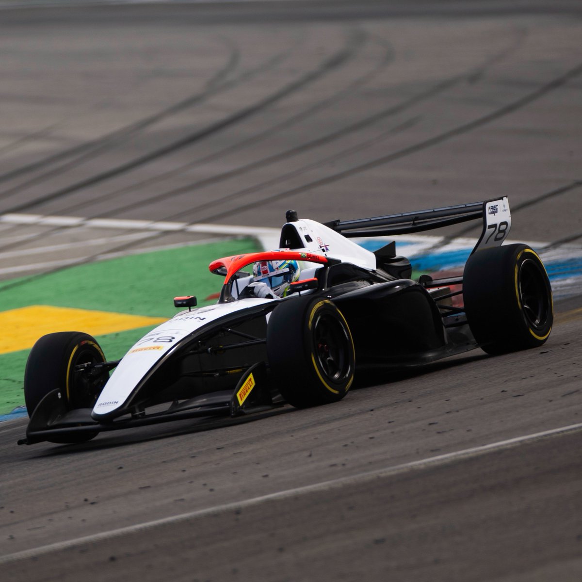 🇧🇷O garoto tem uma bagagem impressionante e agora chega na Frec, uma categoria crucial para alcançar a Formula 3.

Ele já dominou nos Karts e agora começa a vencer nos monopostos, passando pela categoria que já teve Antonelli, Bortoleto, Piastri e Norris. 🤯