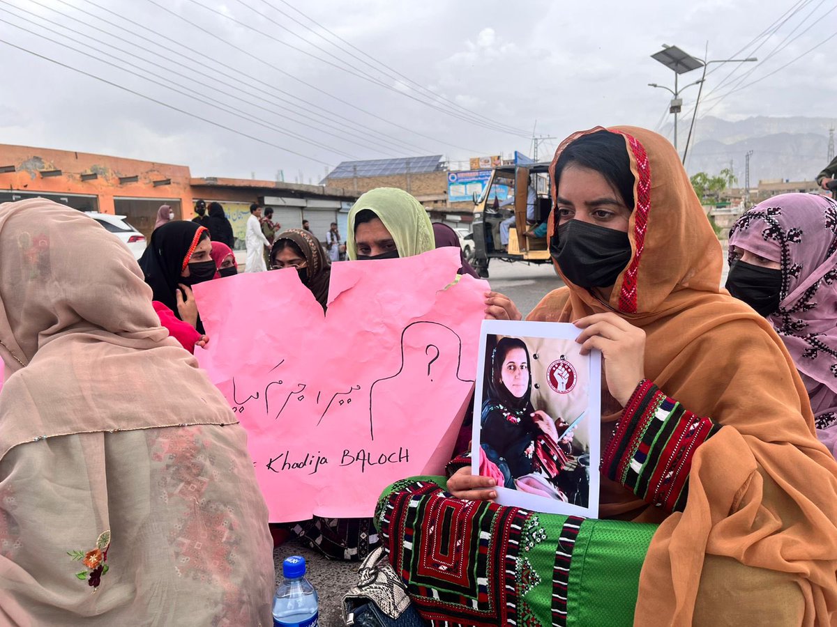 ShaleeBaloch's tweet photo. بلوچستان ءِ تہ ءَ زالبولانی گار ءُ بیگواھی تیز کنگ ءُ نارملائز جوڑ کنگ بوتگ، انچو کہ حکومتِ بلوچستان ءِ نیمگ ءَ گوستگیں سال ءَ جون ءِ ماہ ءَ پریوینشن آف ڈیٹینشن اینڈ ڈی ریڑیکلائزیشن ءِنام ءَ یک نوکیں ایکٹے دیم ءَ آرگ بوتگ کہ کُجام ھم مردم بید ءِ ایف آئی آر ءَ سئے ماہ زندانی کنگ بیت ءُ ڈی ریڈیکلائزیشن ءِ نام ءَ ڈیٹینشن سینٹر ءَ دارگ بیت ءُ اودا ثبوت ءِ ھم زلورت نہ بیت، اے ھم گوشگ بیتگ کہ 24 ادار ءِ تہ ءَ آئی کھول گُشگ بیت، ادا چہ حکومت اے چیز ءَ پیش دارگ لوٹگ ءَ اِن�� کہ گار ءُ بیگواھی سرجم ءَ ھلاس اِنت ، حکومتِ بلوچستان یک الیگل عملے ءَ لیگلائز کنگ ءُ پیش دارگ ءَ اِنت۔

خدیجہ بلوچ ھیرونک، کیچ ءِ جامنند اِنت ءُ بی ایم سی ءَ بی ایس نرسنگ ءِ نودربرے۔ دوشی چہ نرسنگ ھاسٹل ءَ ریاستی چیریں ادارھانی دست ءَ زورانسری گار ءُ بیگواہ کنگ بوتگ ، انو زوت ءَ کراچی ءَ چہ آواران ءِ جامنند حسینہ بلوچ ھم بیگواہ کنگ بوتگ- ماہ جبین بلوچ ، نسرینہ بلوچ ءُ حیرالنسا بلوچ کہ آ ریاستی ادراہانی دست ءَ بیگواہ بیتگ اَنت ءُ آیانی ھچ وڑیں ھال نیست۔ 

ریاست  گار ءُ بیگواہیں زالبولاں  میڈیا ءِ دیم ءَ آرگ ءُ پریس کانفرنس کنگ ءُ دروگیں بیان ءِ دیگ پرمائگ ءَ اِنت ��انکہ بلوچ  گار ءُ بیگواھی ءِ genuine جیڑہ ءَ را چیر  دیگ ءُ دنیا ءِ دیم ءَ دروگیں اکسے پیش دارگ  ریاست ءِ پندل اِنت ۔ 

بحثیت ادارہ ئے زمہ دار ما  کدی ھم ریاستی زلم ءُ زوراکیانی دیم ءَ ھاموش نہ بئیں ءُ بلوچ چُکچینی ءِ ھلاپ ءَ ھمک فورم ءَ توار چست کنیں ، خدیجہ ءَ ھوار درستیں گار ءُ بیگواھیں بلوچ پُسگانی  آجوئی ءِ لوٹ ءَ کنیں ۔

#SaveBalochWomen