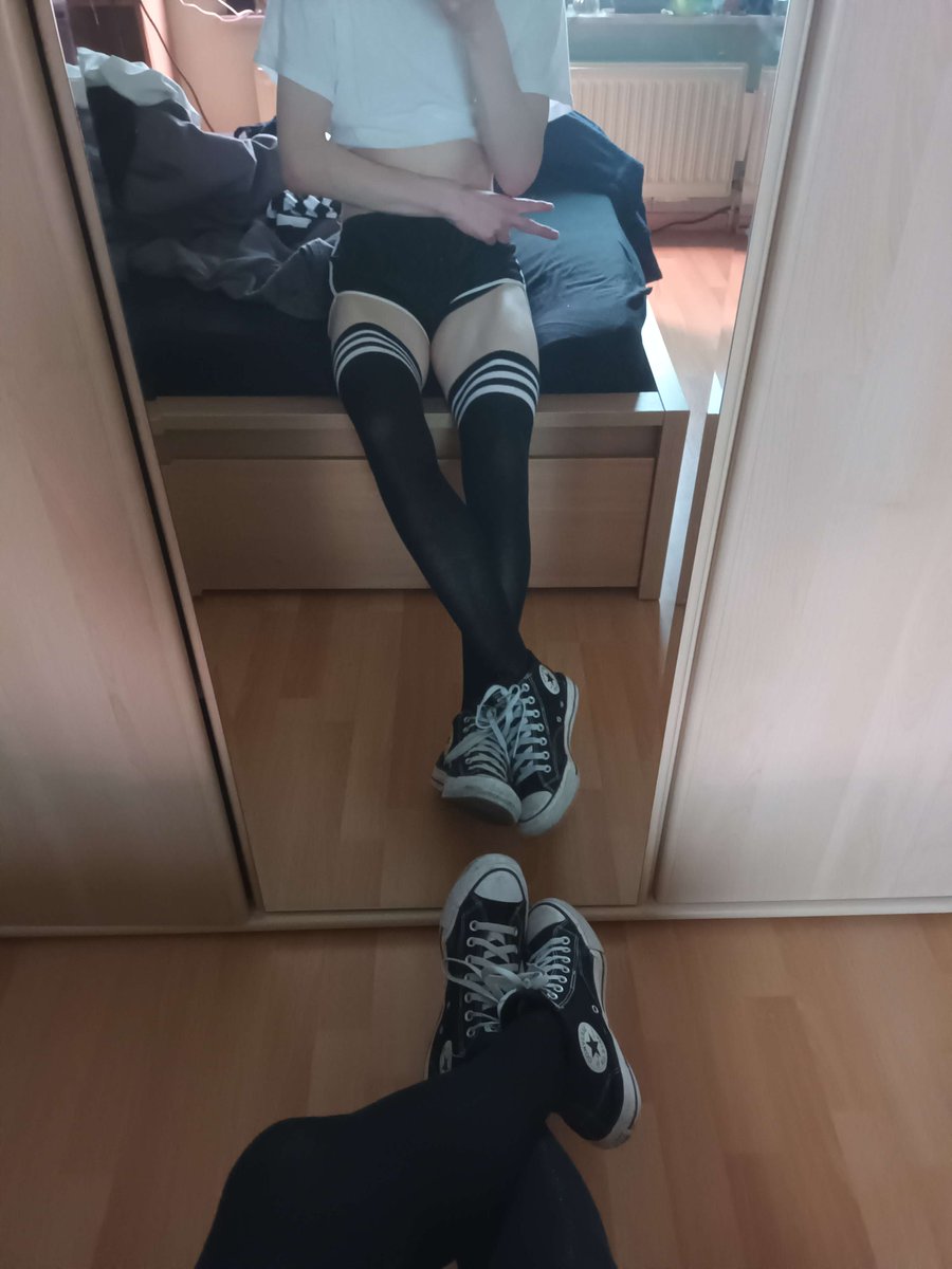 BiBelgianBoy's tweet photo. Converse are the best 💯 

#femboy #thighhighs #femboys #lgbtq #whitemonster https://t.co/171WQy1qUz