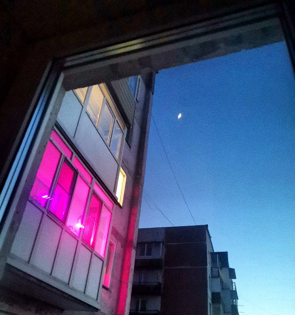 просто красиво у соседей горит лампа, а в небе месяц ✨️ но камера все равно не передает его четко(