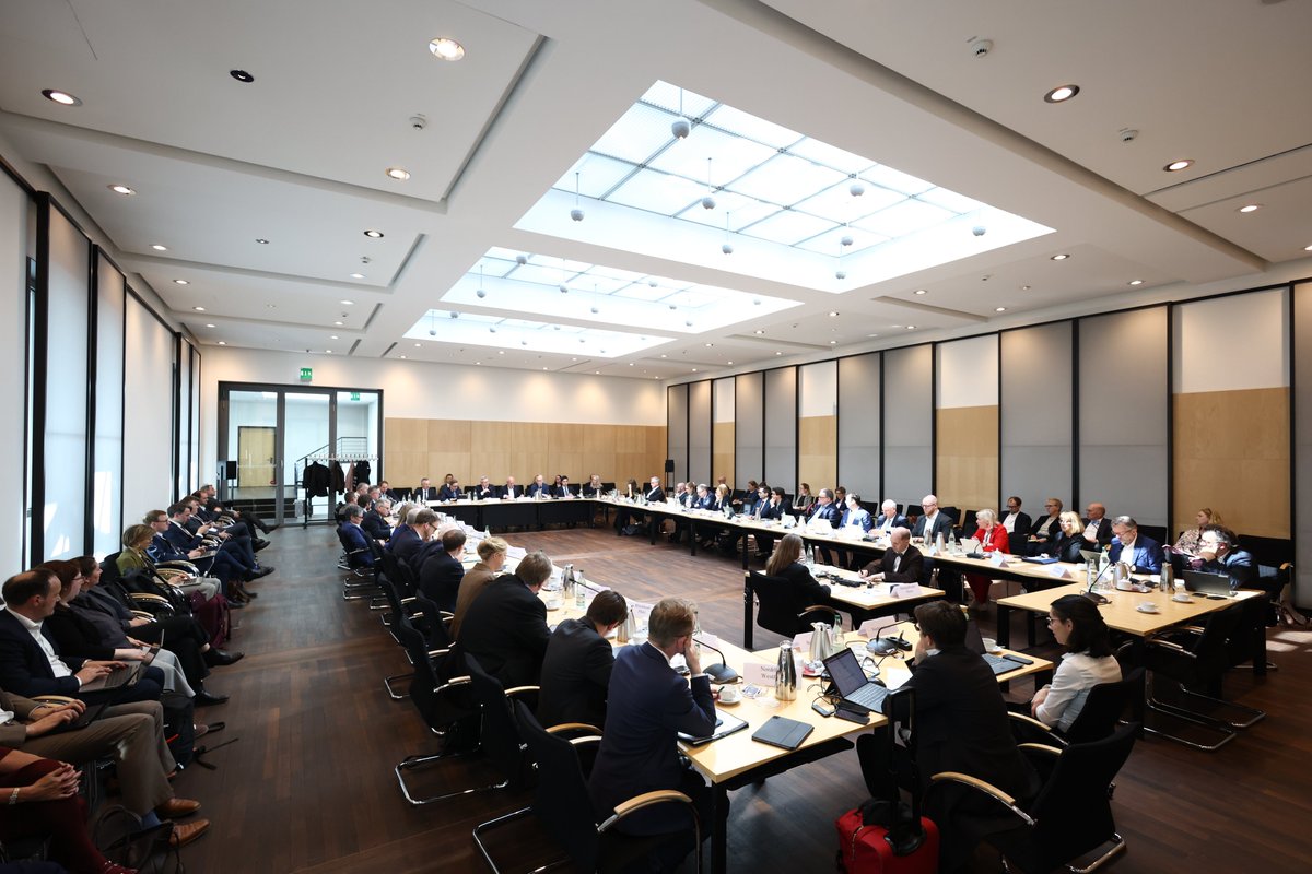 DigitalesHessen's tweet photo. Nächster Schritt für mehr Tempo in der digitalen Verwaltung: @bundesrat hat den Ausschuss für Digitales und Staatsmodernisierung politisch konstituiert. „Wir geben der digitalen Transformation endlich den Stellenwert, den sie verdient“, so @KSinemus. Mehr: https://t.co/UFmo2AV5Og https://t.co/S1cdyyhzqe