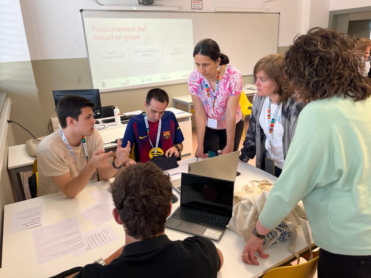 campusigualada's tweet photo. Aquest 22 d’abril s’ha celebrat la 1a hackató al Campus d’Igualada-UdL, organitzada per l’ @ajigualada amb la col·laboració de la @UEAnoia  i la @UdL_info 

Estudiants d’Enginyeria Química han treballat el repte de revaloritzar el producte alimentari amb entitats del territori 🏫 https://t.co/bpxoCaboBG