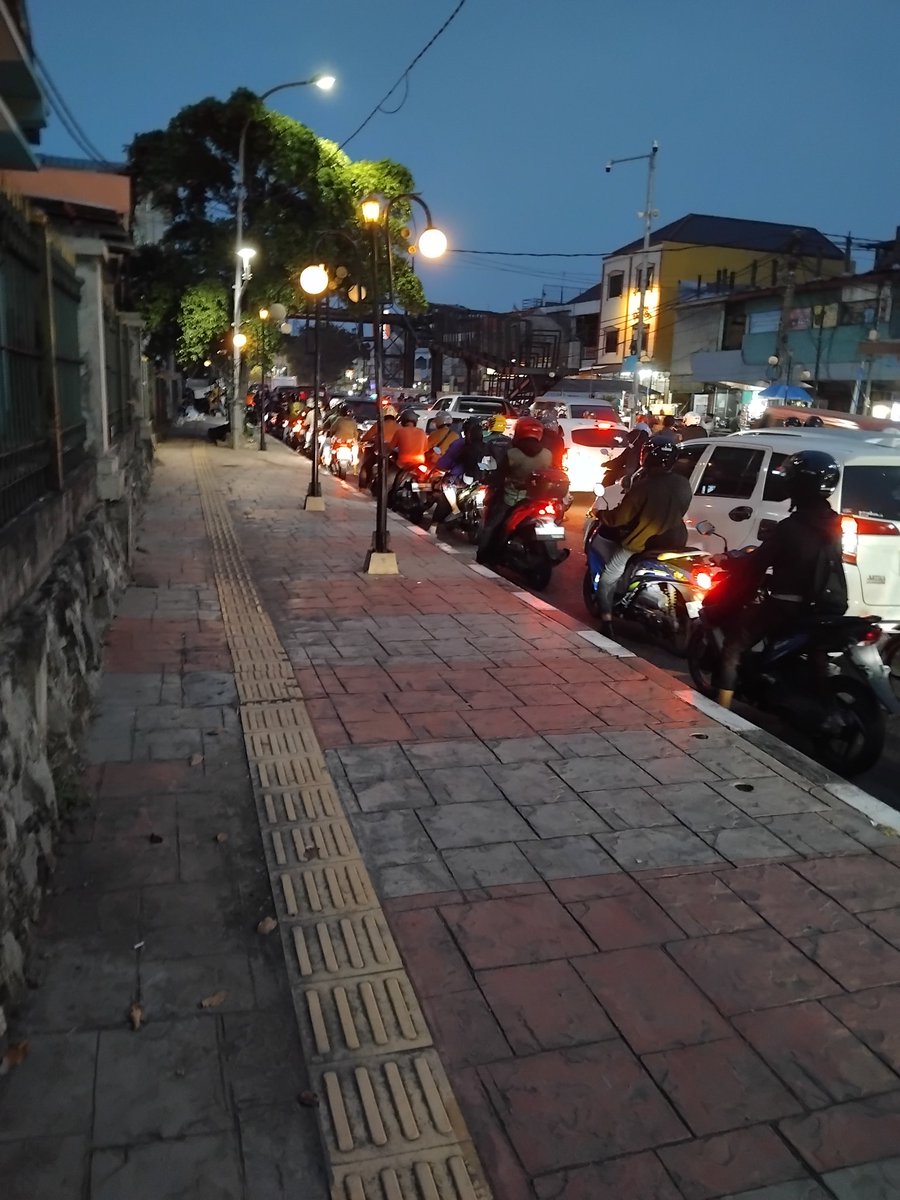 hariedeepest's tweet photo. Depan stasiun bekasi https://t.co/dSYgaImeax