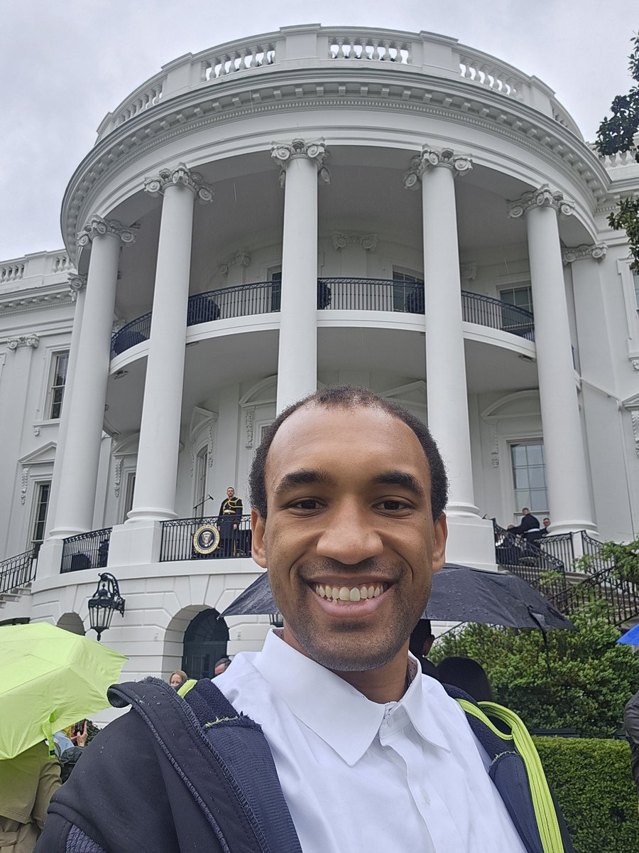 I had an enjoyable first time visiting the White House for the Spring Garden Tour🏵🌼. Entered the path facing the beautiful WH southern entrance, featuring a vast lawn and delightful view of the National Mall from afar. Beautiful tulips 🌷, Japanese maples 🍁, and other plants.