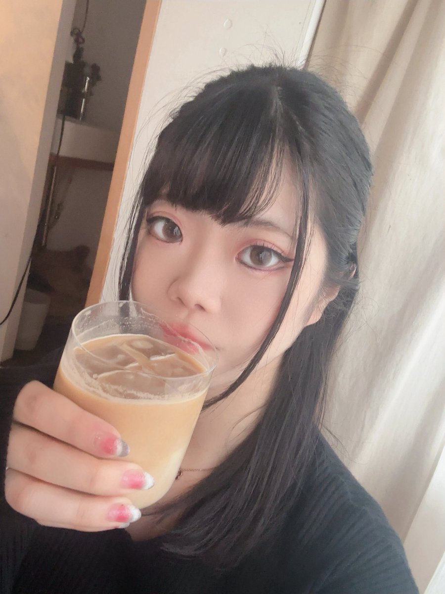 アラサー自撮り撮られてんのはずいて