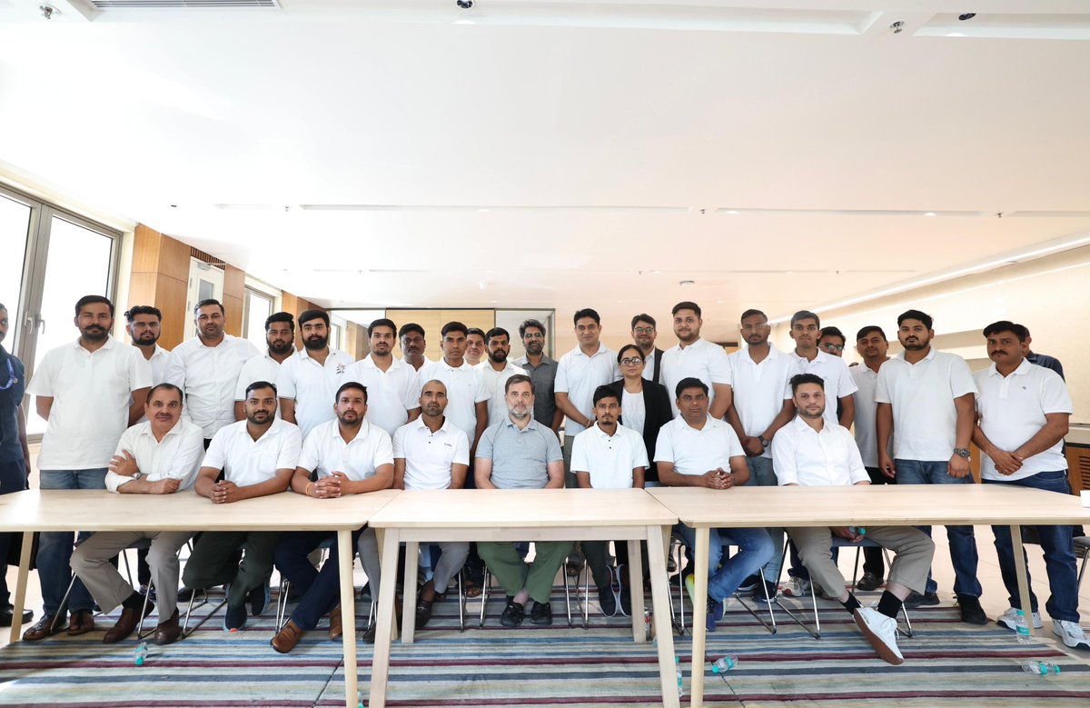 UWCforYouth's tweet image. LoP @RahulGandhi met @IYC's #BabbarShers who were arrested just for a peaceful protest.

Think about that, in today’s #NewIndia, raising your voice peacefully can land you in jail. Under Narendra Modi, dissent is crushed.

Proud of our IYC Heroes who still choose courage over