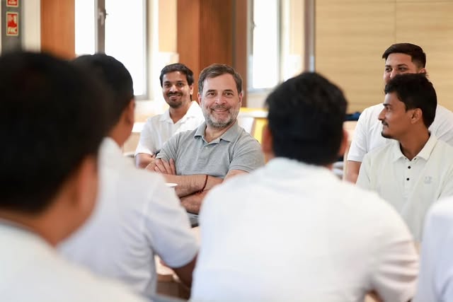 UWCforYouth's tweet image. LoP @RahulGandhi met @IYC's #BabbarShers who were arrested just for a peaceful protest.

Think about that, in today’s #NewIndia, raising your voice peacefully can land you in jail. Under Narendra Modi, dissent is crushed.

Proud of our IYC Heroes who still choose courage over