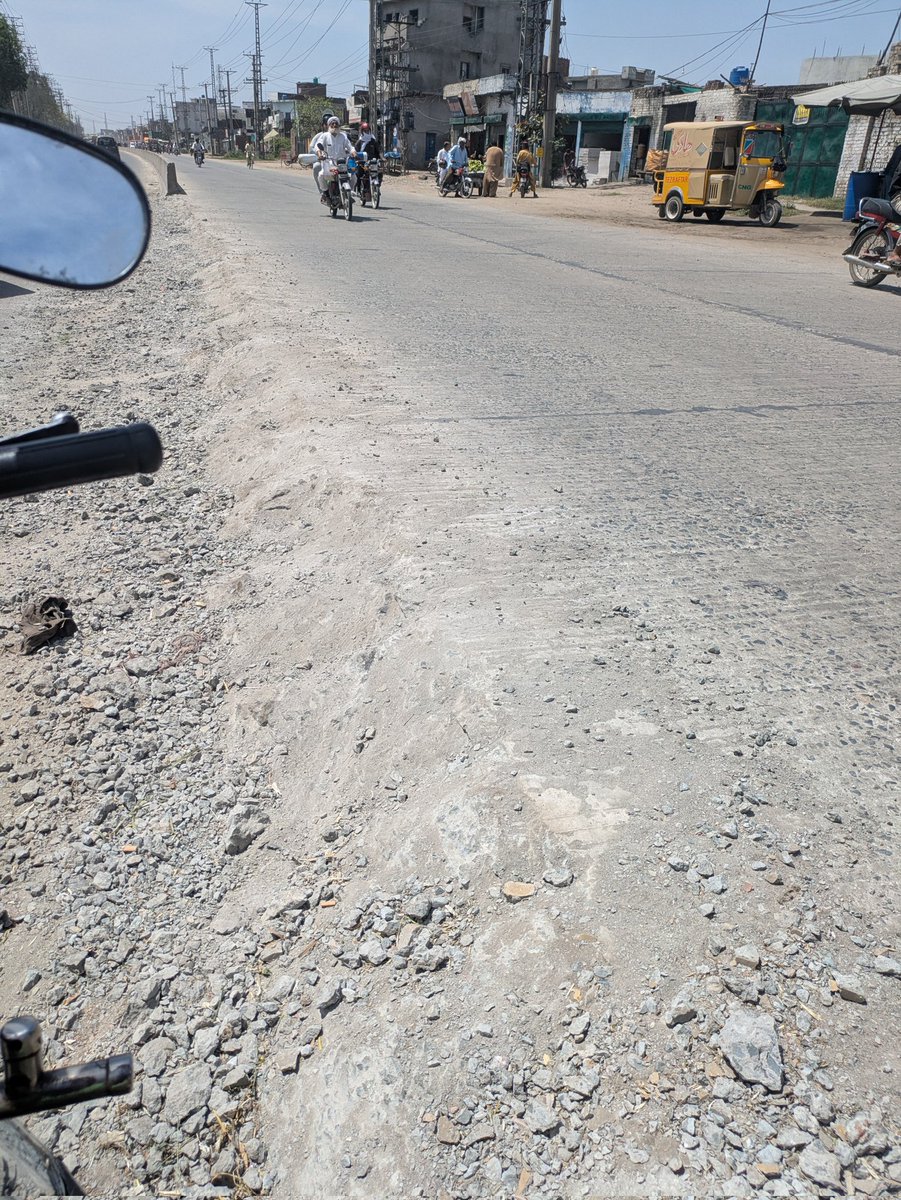Hamibrown009's tweet photo. I posted about this dangerous road condition on my Instagram yesterday, but unfortunately, there has been zero response from the authorities. If a major accident happens here, who will be held responsible? The road is uneven and broken why hasn't any department taken action yet? https://t.co/ditEBtxkOl