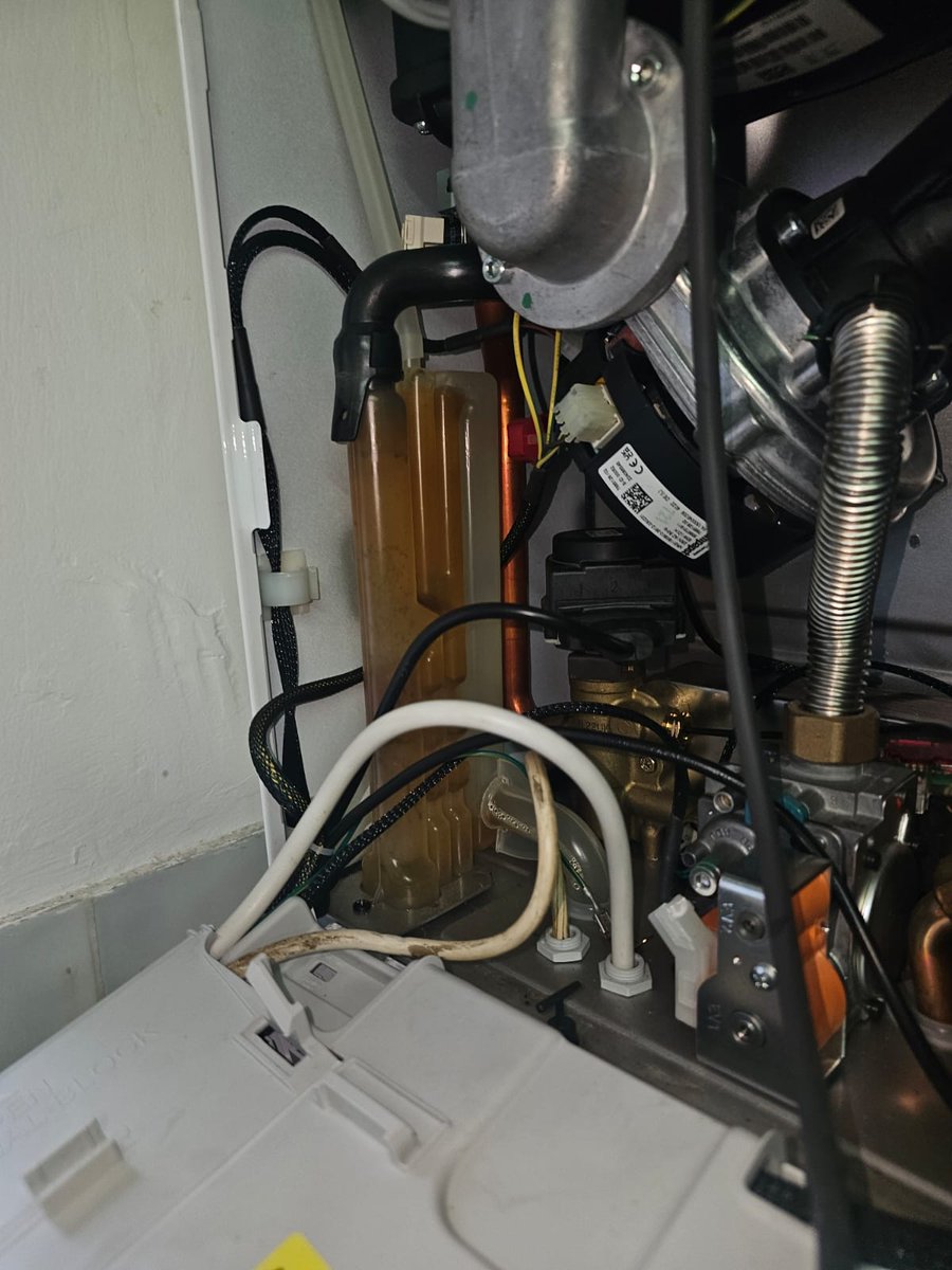 narindragas's tweet image. Combi boiler serviced &amp;amp; air vent valve replaced 🔧

Ensuring better efficiency, safety &amp;amp; performance for your heating system.

Regular servicing = fewer breakdowns ✔️
Book yours today!

+44 7415762621

narindragasservices.co.uk

#BoilerService #Heating #Plumbing #HomeMaintenance