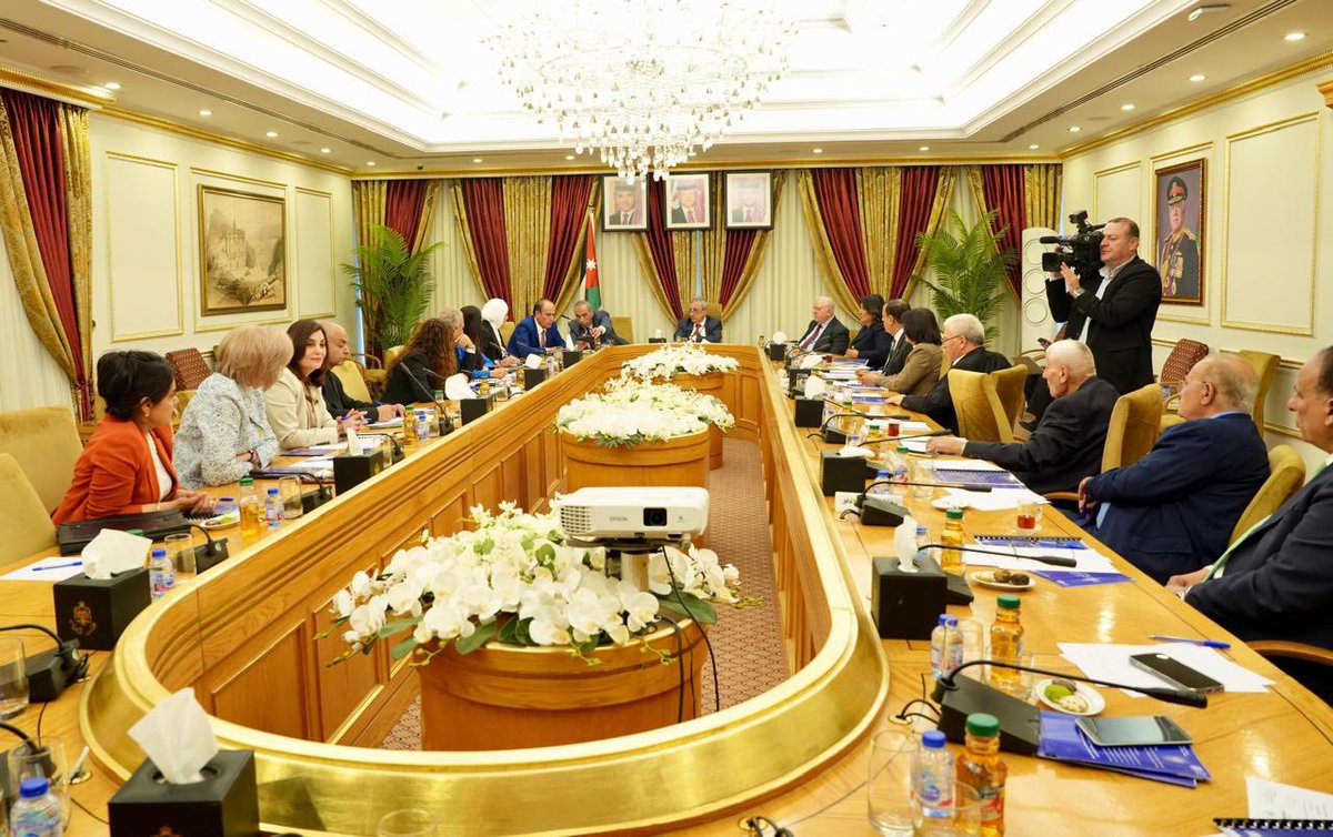 Senatejordan's tweet photo. عمان 22 نيسان(مجلس الأعيان)- ناقشت لجنة العمل والتنمية الاجتماعية في مجلس الأعيان برئاسة العين عيسى حيدر مراد، اليوم الأربعاء آليات تعزيز الحماية الاجتماعية لمرضى السرطان ومرافقيهم، بحضور مديرعام مؤسسة الحسين للسرطان نسرين قطامش وخبراء مختصين.
وتناول الاجتماع دور المؤسسة في تقديم الدعم المالي والعلاجي والنفسي، إلى جانب التحديات التشريعية والوظيفية التي يواجهها المرضى، مثل ضعف الحماية من التمييز وقلة المرونة في بيئة العمل.
وثمن الأعيان دور"المؤسسة" في تقديم الرعاية الصحية الشاملة، مؤكدين دعمهم لاستدامة هذا الصرح الوطني وتعزيز خدماته المقدمة للمرضى وأسرهم.
التفاصيل: https://t.co/45oxHTGYvc
#مجلس_الأعيان_الأردني
#عمان
#الاردن