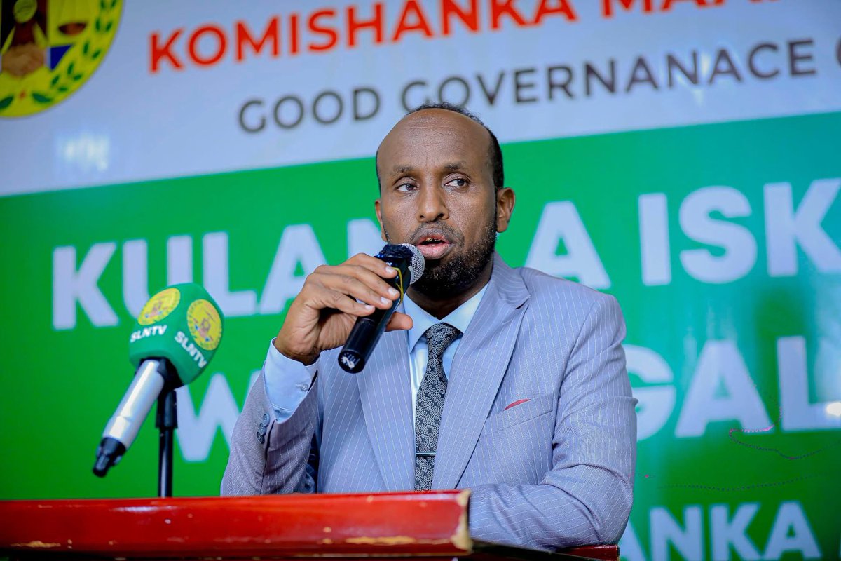 SLNTV's tweet photo. #Sawiro: Wasaaradda warfaafinta, dhaqanka iyo wacyigelinta Jamhuuriyadda Somaliland iyo Komishanka maamul wanaagga ayaa si wadajir ah u qabtay munaasibad lagu shaacinayo barnaamijyo wacyigelineed oo ay wasaaradda iyo komishanku ka wada shaqayn doonaan.
Kulanka waxa ka qayb galay, Wasiir-ku-xigeennada wasaaradda warfaafinta, guddoomiyaha Komishanka maamul wanaagga, agaasimaha guud ee wasaaradda warfaafinta, agaasimaha guud ee Komishanka maamul wanaagga iyo agaasime-waaxeedyo ka kala socda labada hay'adood.
Waxaana kulankaa la iskula qaatay in si joogto ah looga wada shaqeeyo barnaamijyada iyo farriimaha wacyigelinta ah ee ay bulshada ugu xil saaran yihiin Komishanka maamul wanaagga iyo wasaaradda warfaafintu.